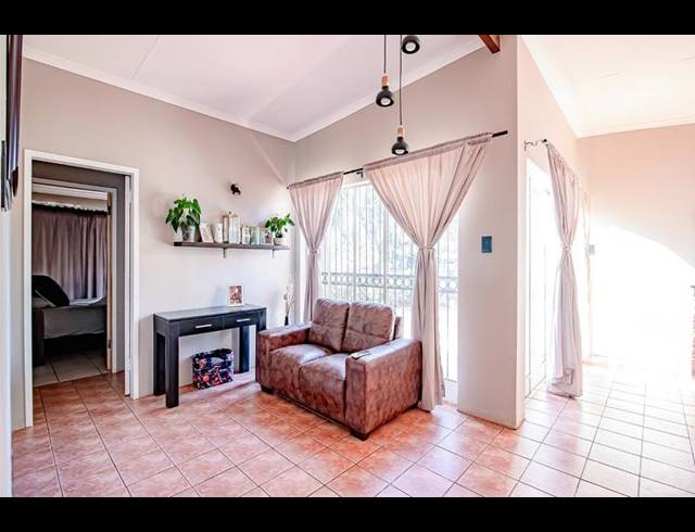 5 BEDROOM HOUSE FOR SALE IN SINOVILLE